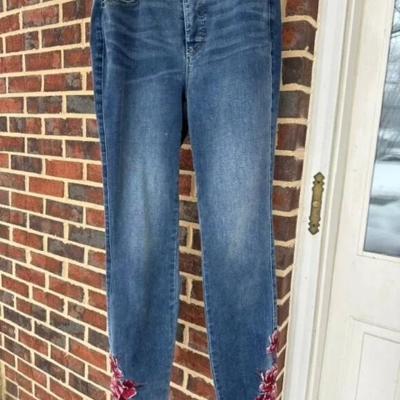 White House Black Market (WHBM) High-Rise Rose Embroidered Skinny Jean, 4L - Picture 3 of 7